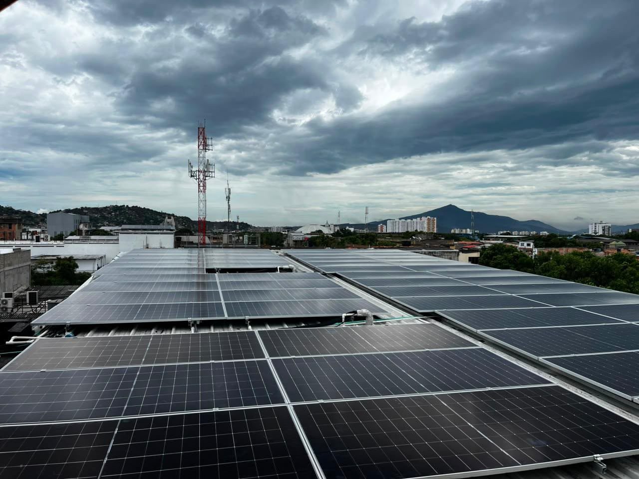 Paneles solares instalados por HBC Energy sobre una cubierta comercial en Cúcuta, con las montañas al fondo