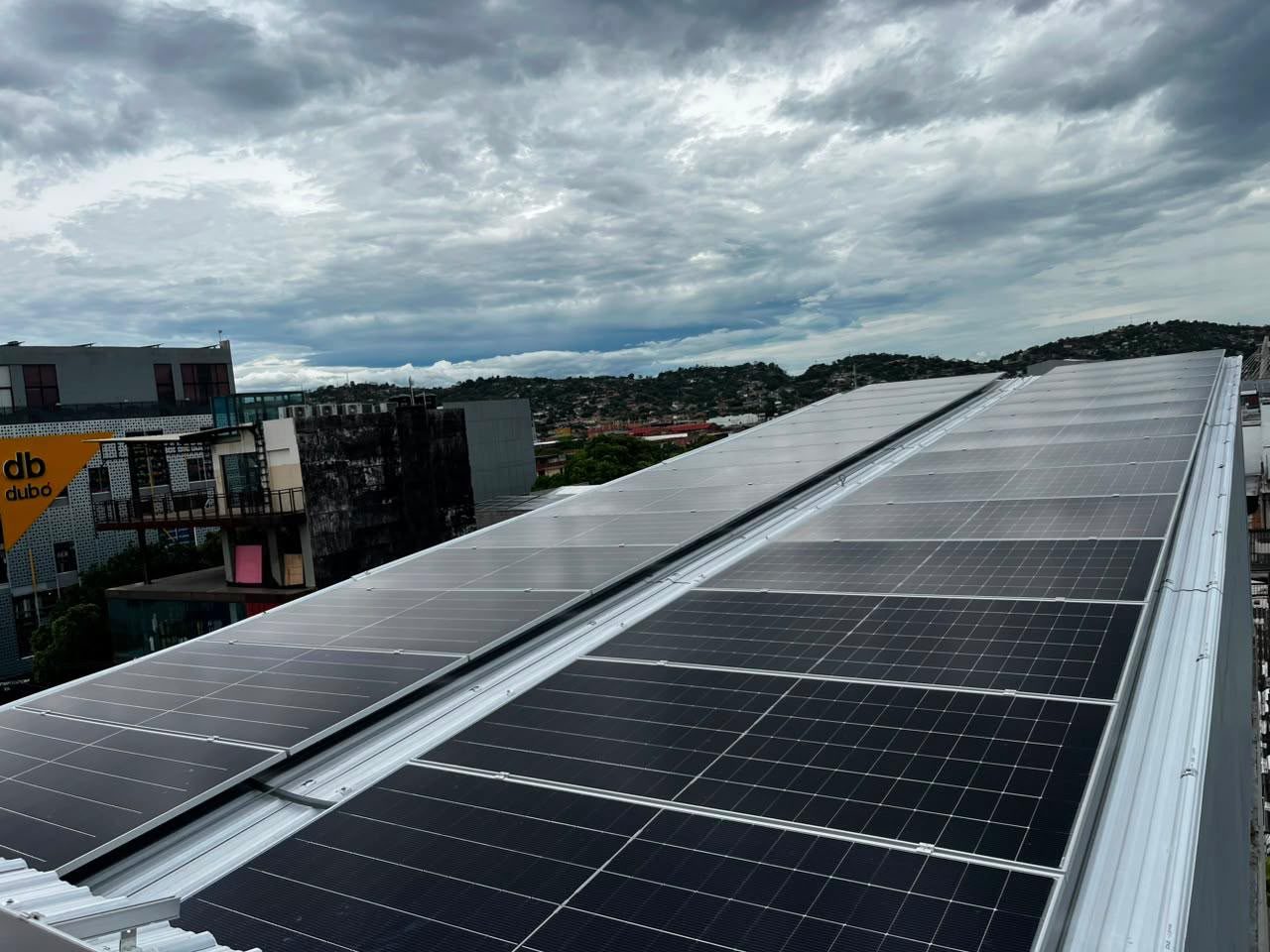 Paneles solares sobre la cubierta metálica de un edificio comercial