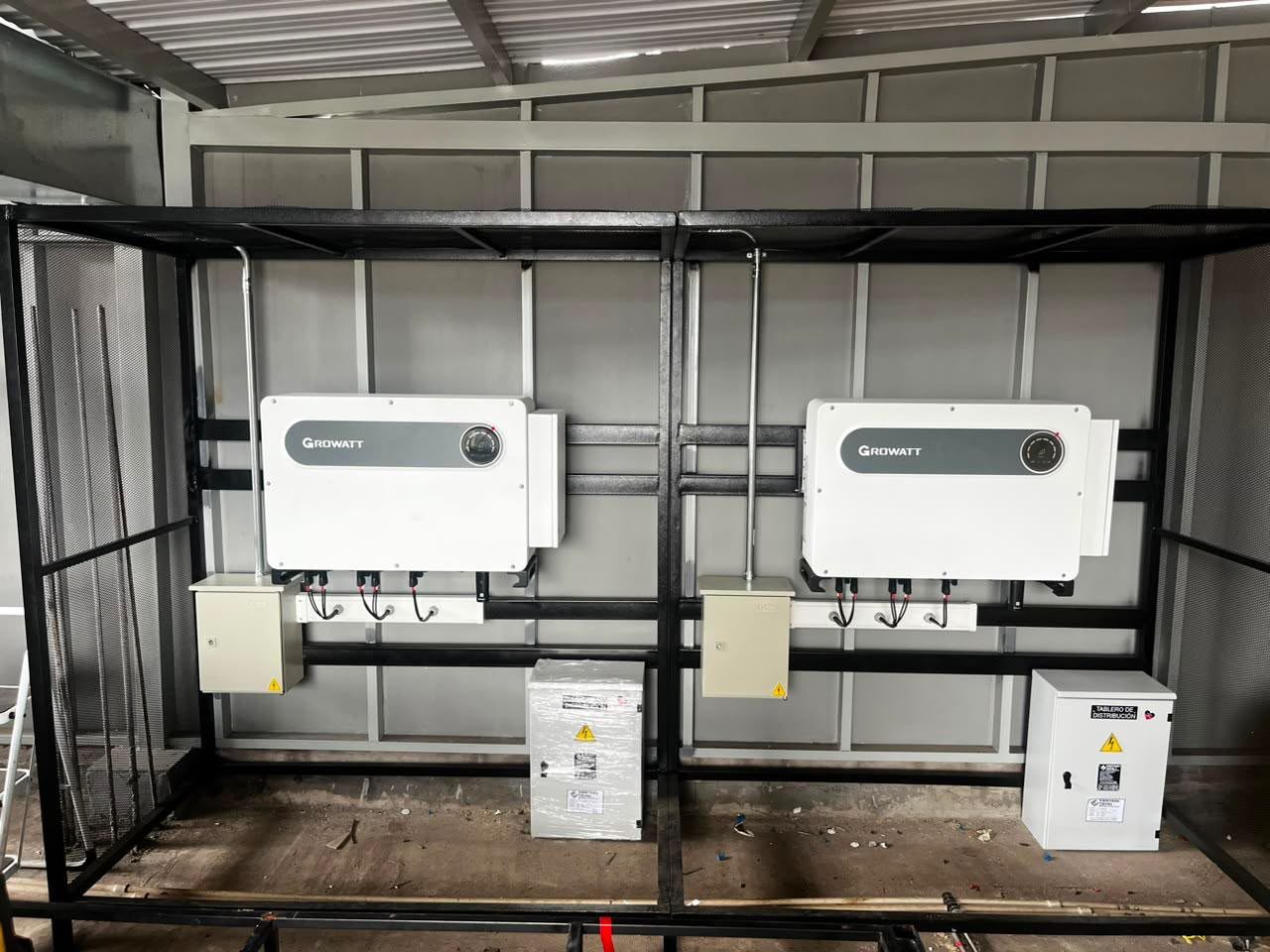 Dos inversores Growatt montados en una sala técnica